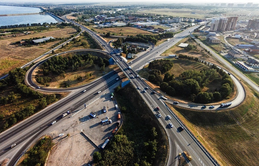 Важность улучшения инфраструктуры для развития автомобильных дорог