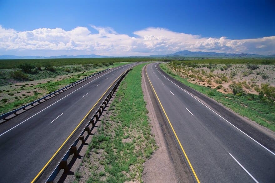 Важность улучшения инфраструктуры для развития автомобильных дорог